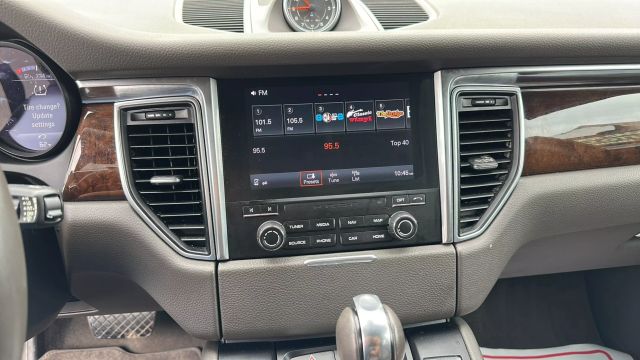 Vehicle image 14 of 32