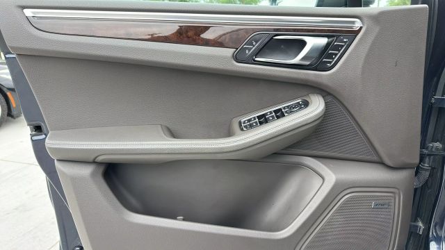 Vehicle image 12 of 32
