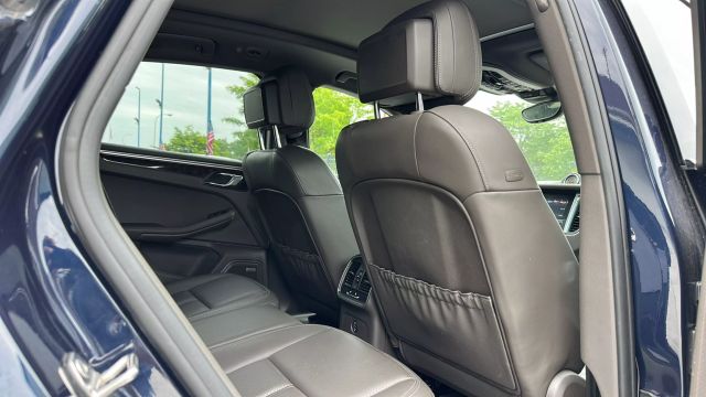 Vehicle image 22 of 32