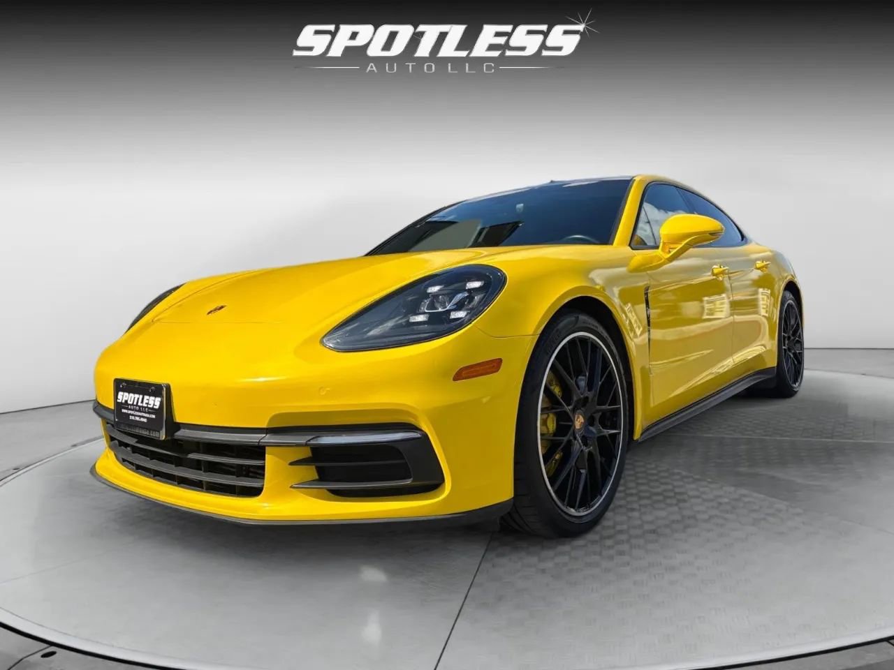 2018 Porsche Panamera Base Image 2 of 27