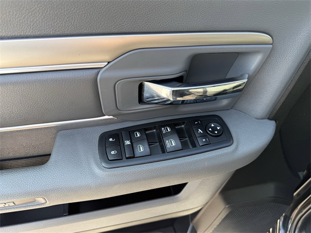 Vehicle image 21 of 28