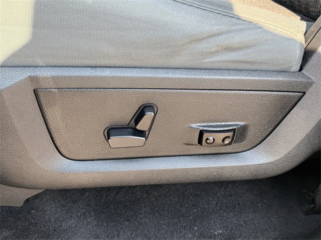 Vehicle image 27 of 28