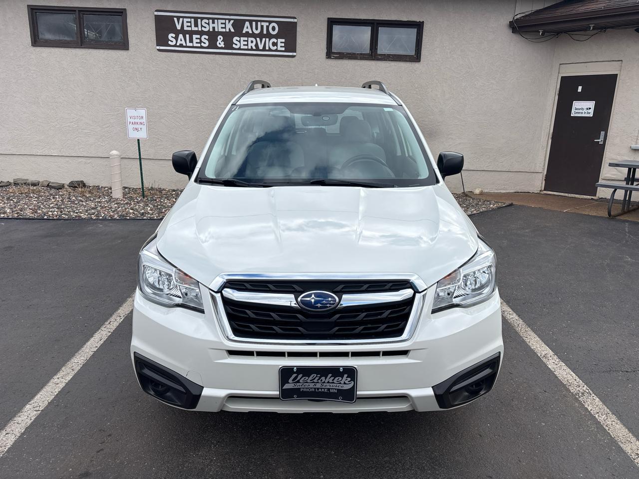 2018 Subaru Forester Base Image 2 of 29