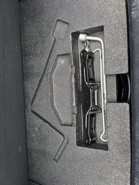 Vehicle image 18 of 42