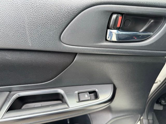 Vehicle image 33 of 42