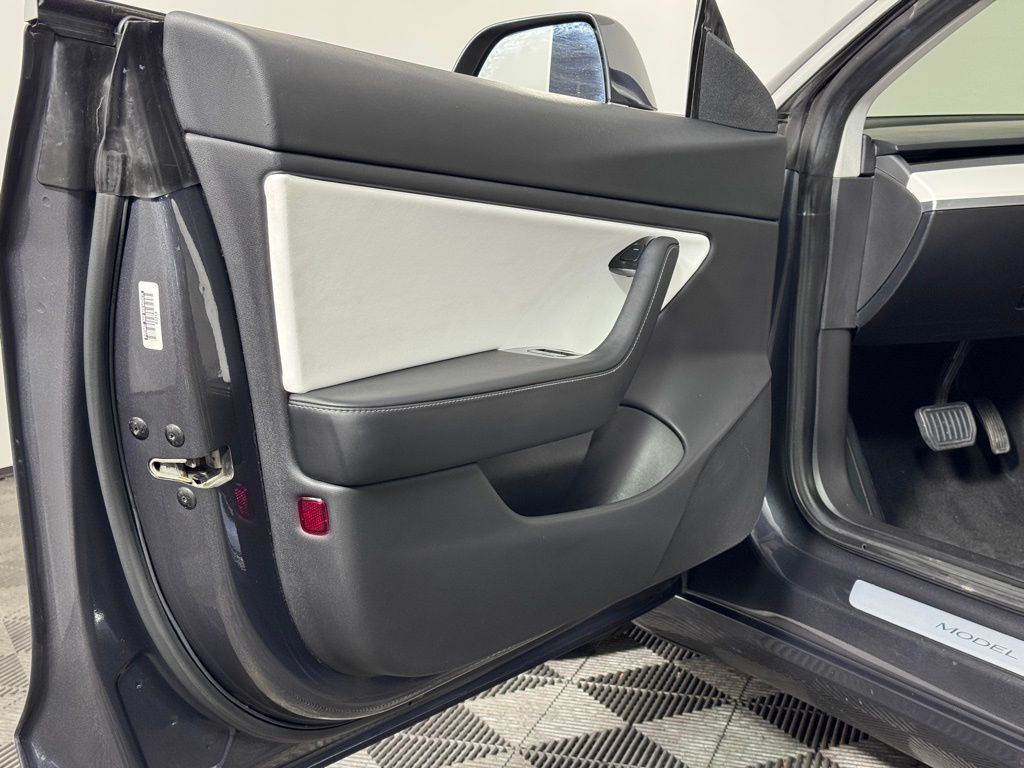 Vehicle image 27 of 31