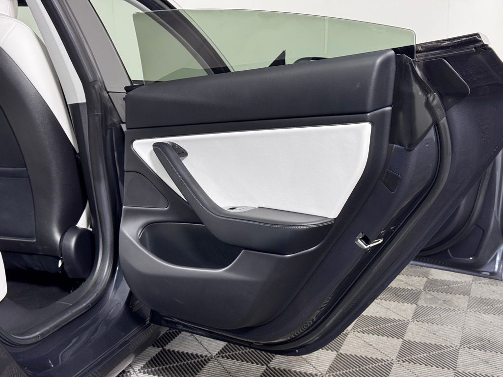 Vehicle image 28 of 31