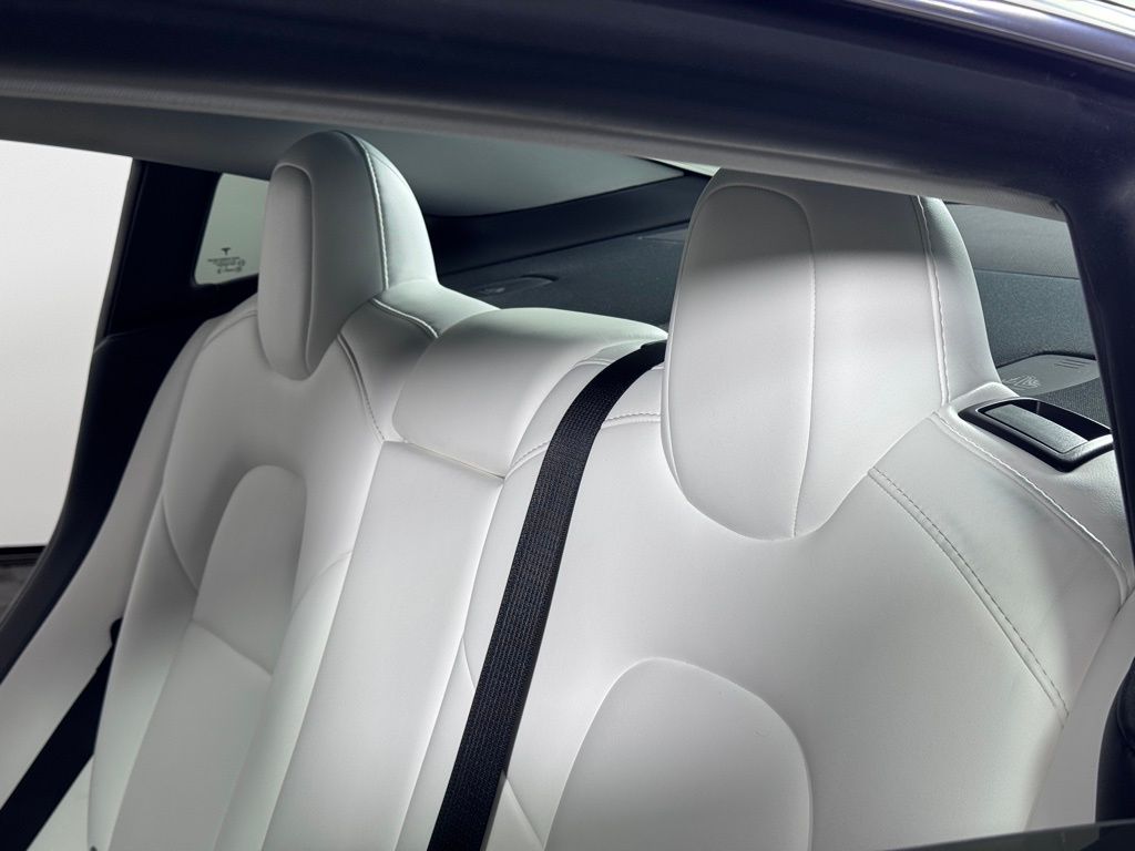 Vehicle image 21 of 31
