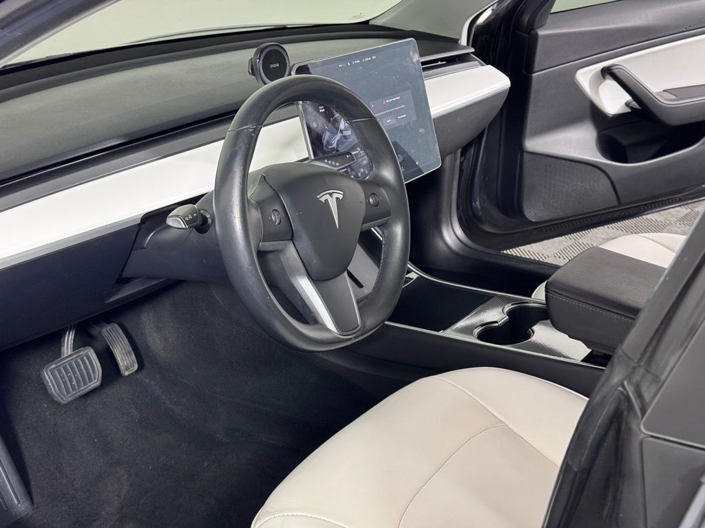 Vehicle image 10 of 31