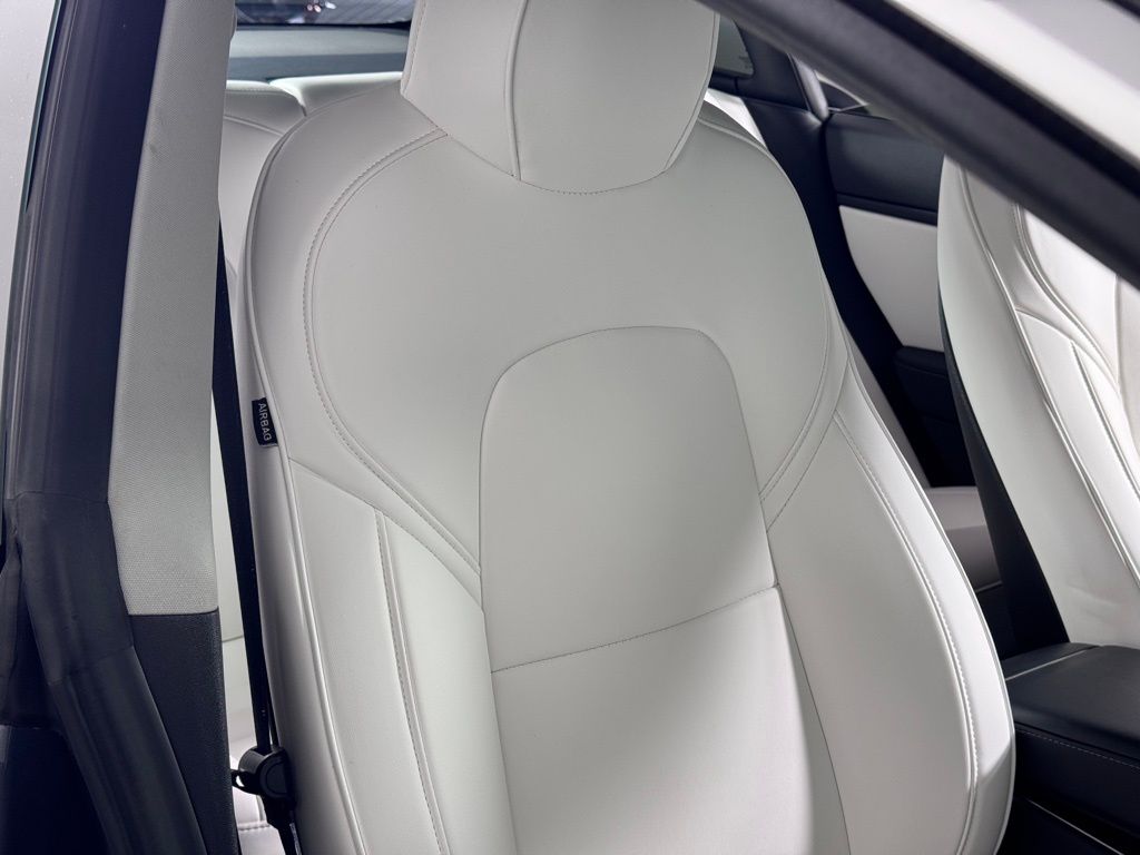 Vehicle image 19 of 31