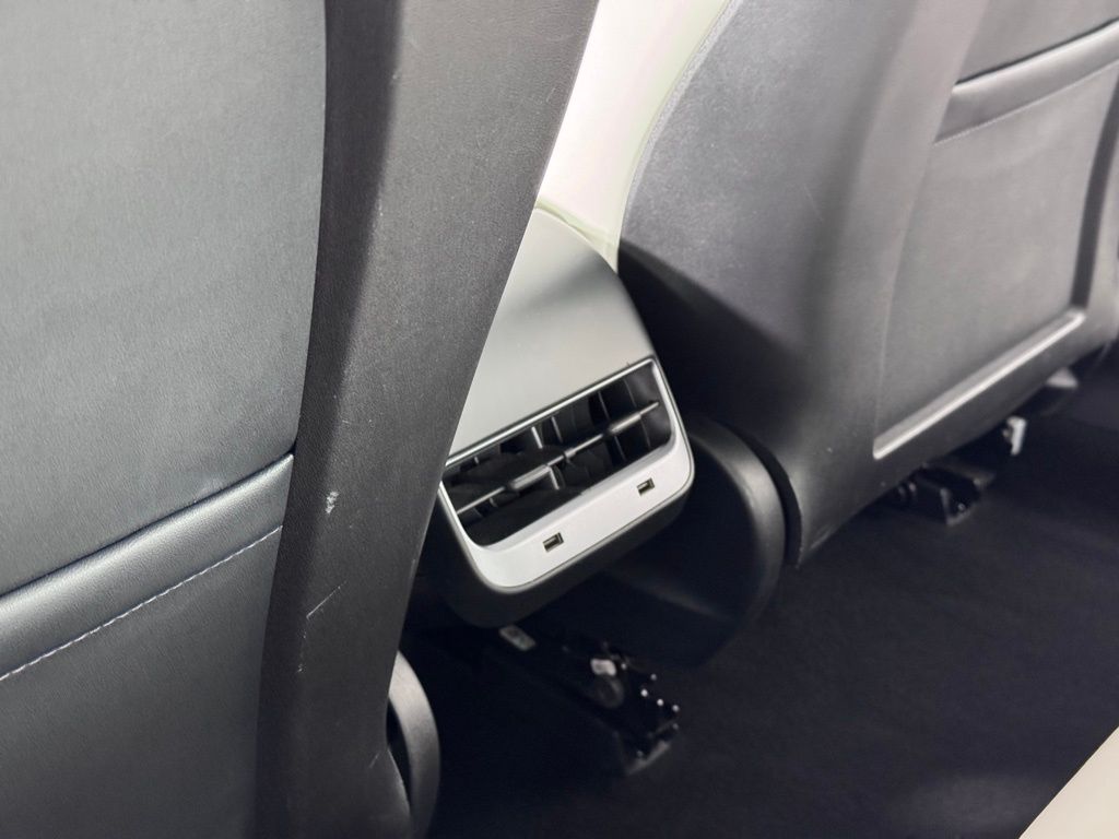 Vehicle image 25 of 31