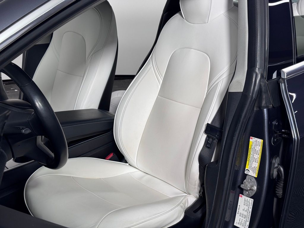 Vehicle image 18 of 31