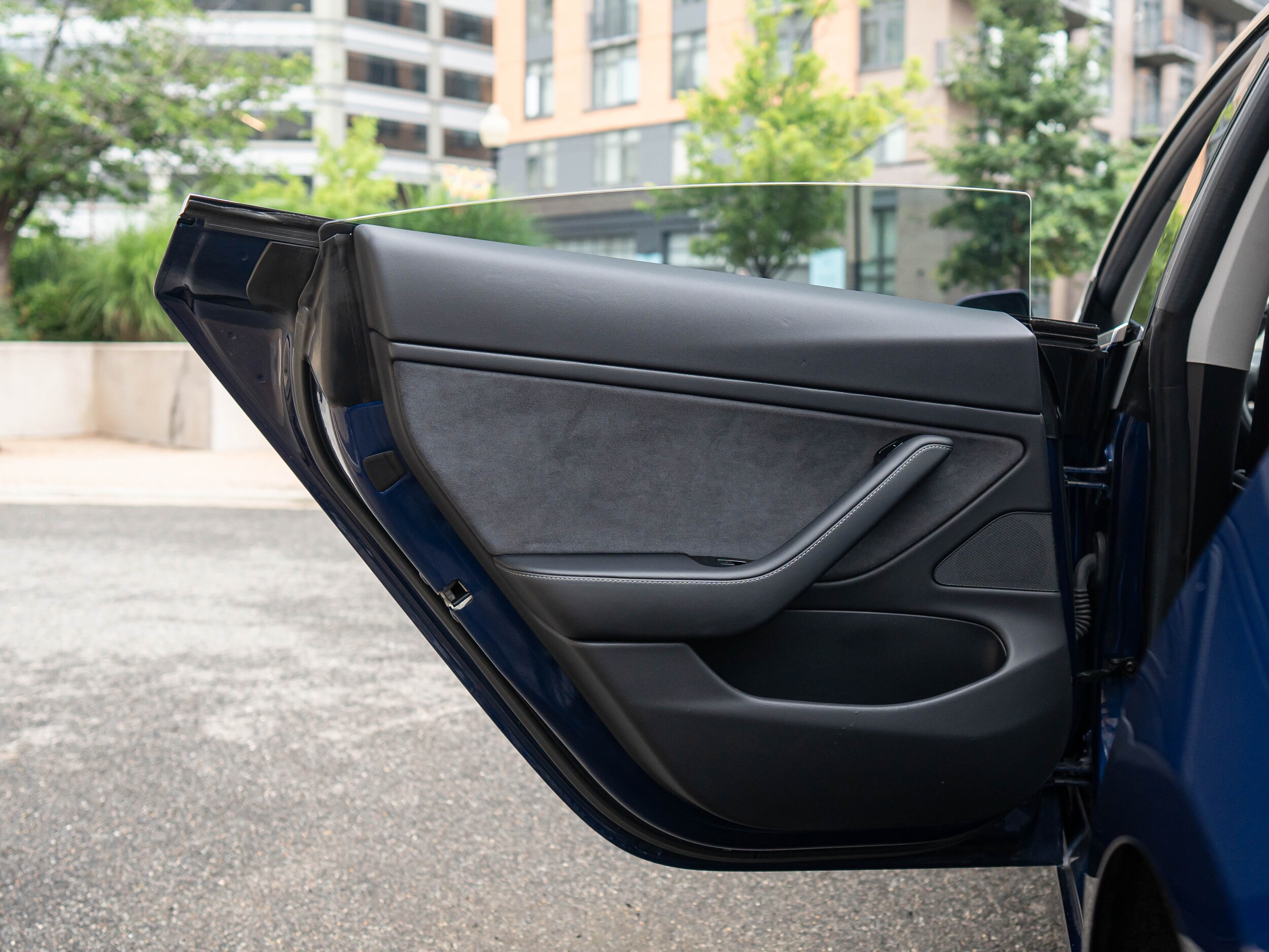 Vehicle image 27 of 48