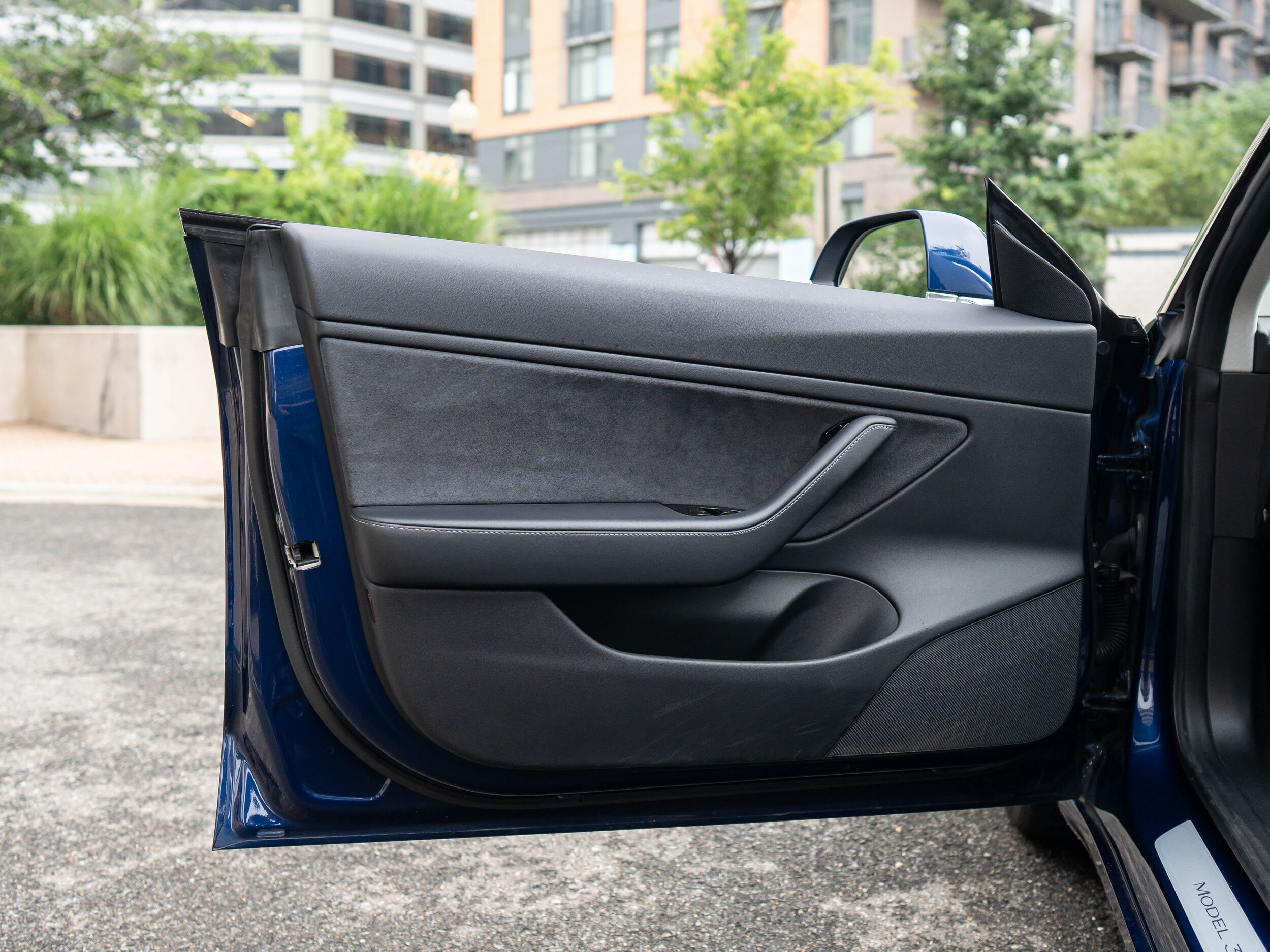 Vehicle image 32 of 48