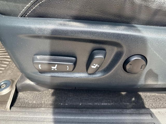 Vehicle image 33 of 36