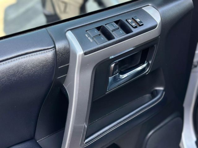 Vehicle image 33 of 58