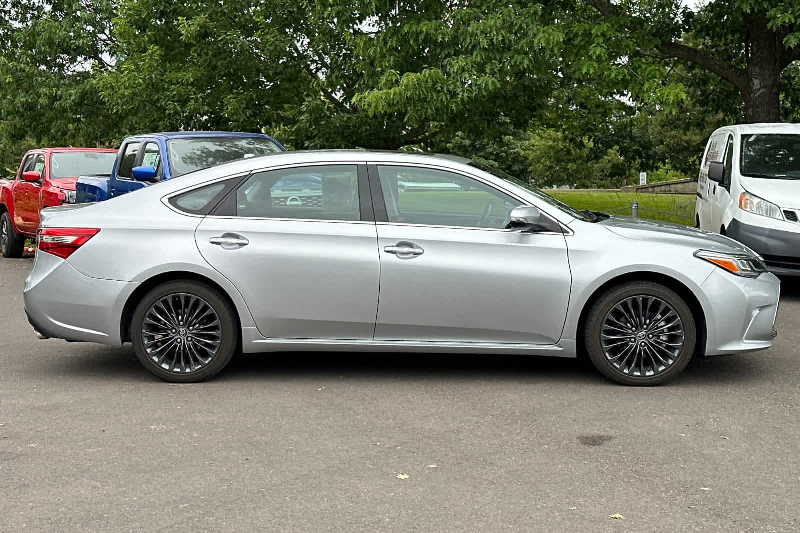 Vehicle image 4 of 29