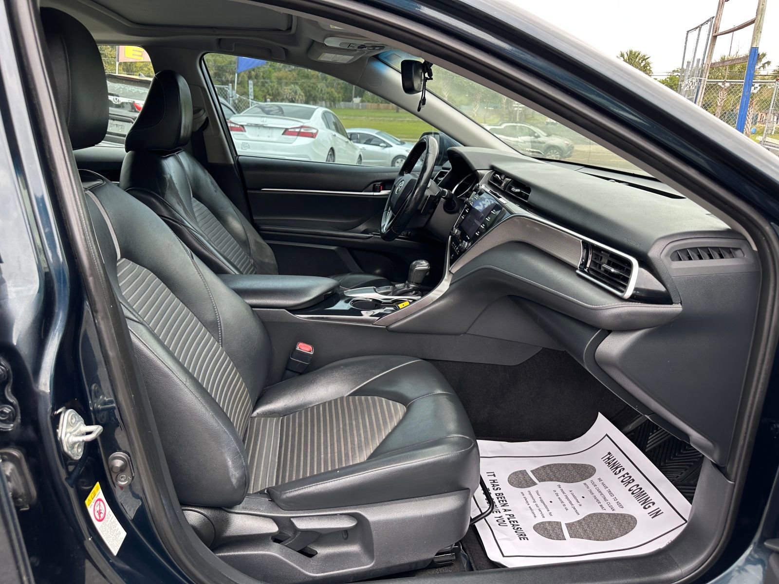 Vehicle image 18 of 21