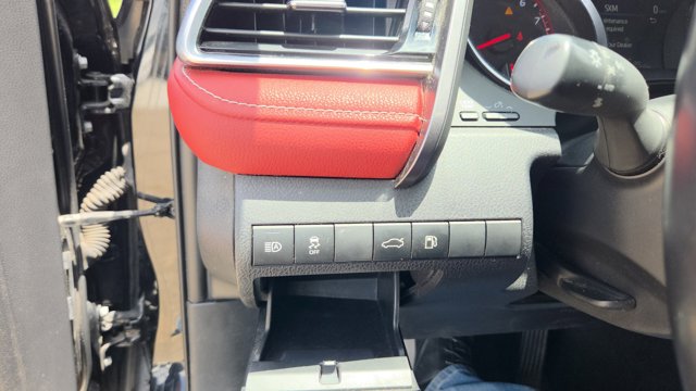Vehicle image 23 of 32