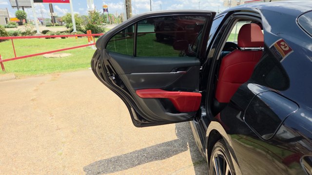 Vehicle image 28 of 32