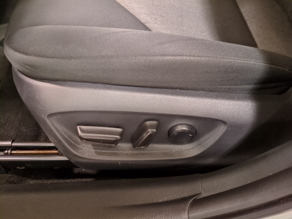 Vehicle image 17 of 20