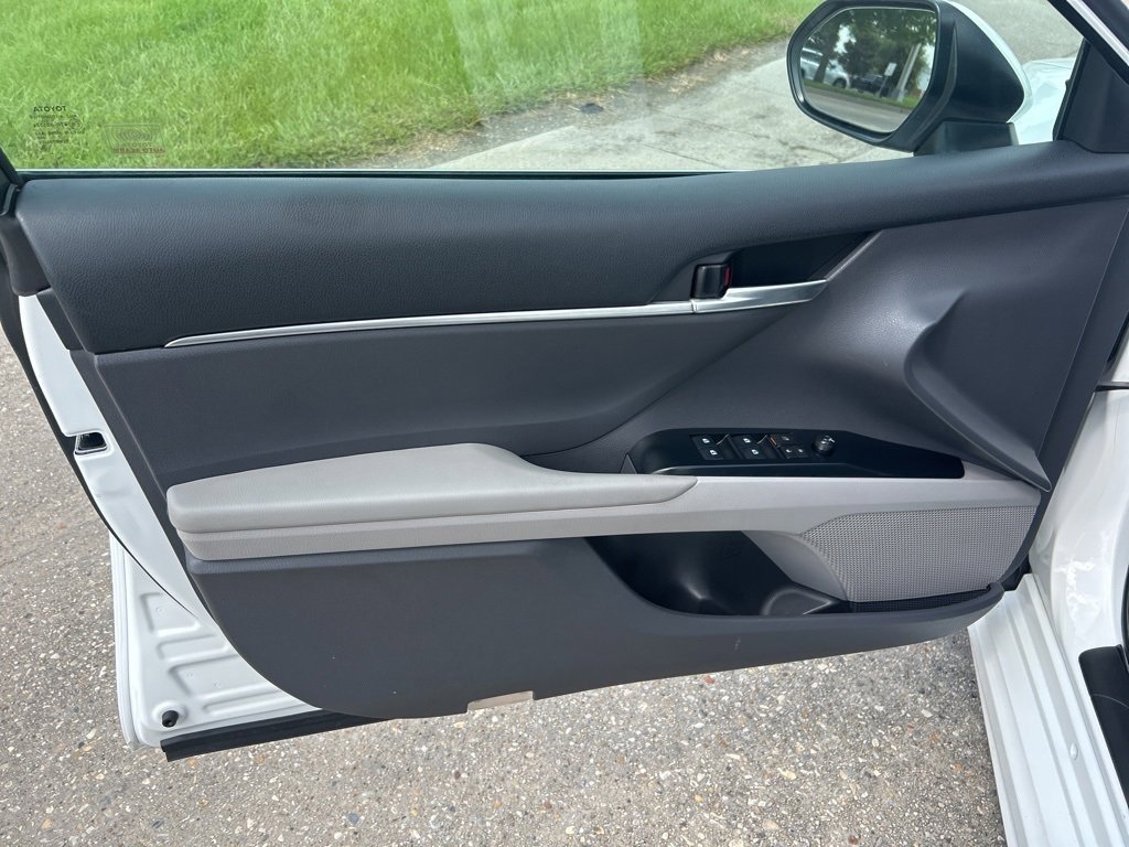 Vehicle image 11 of 24