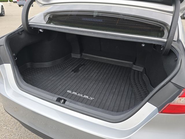 Vehicle image 23 of 33