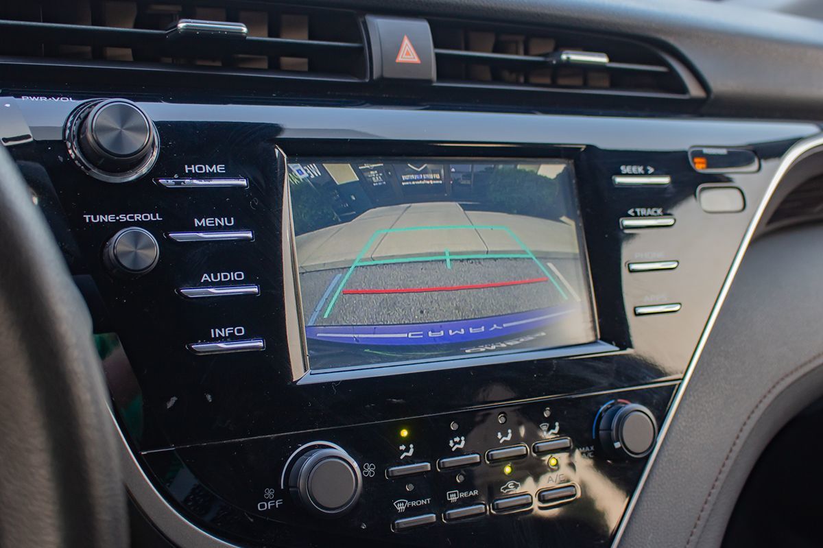 Vehicle image 21 of 32