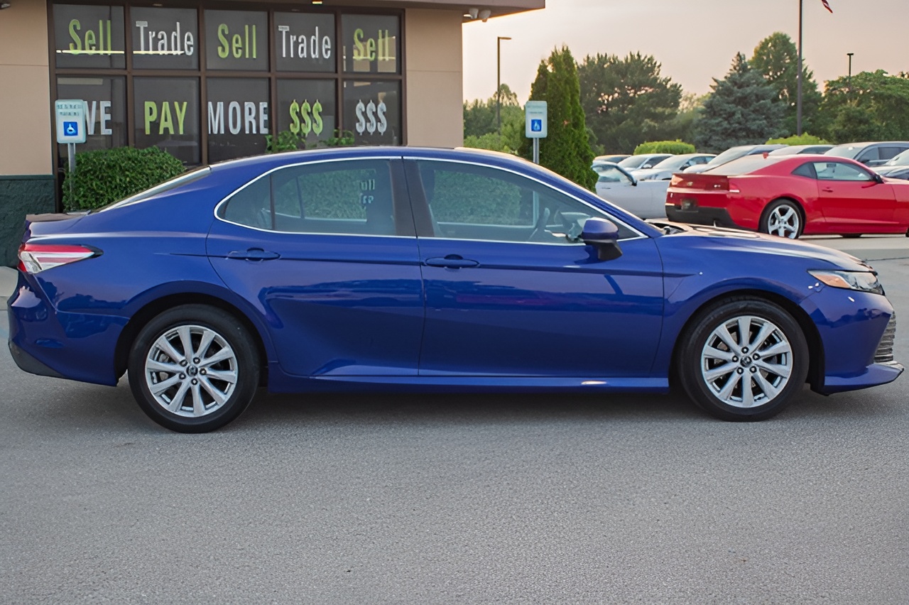 Vehicle image 28 of 32