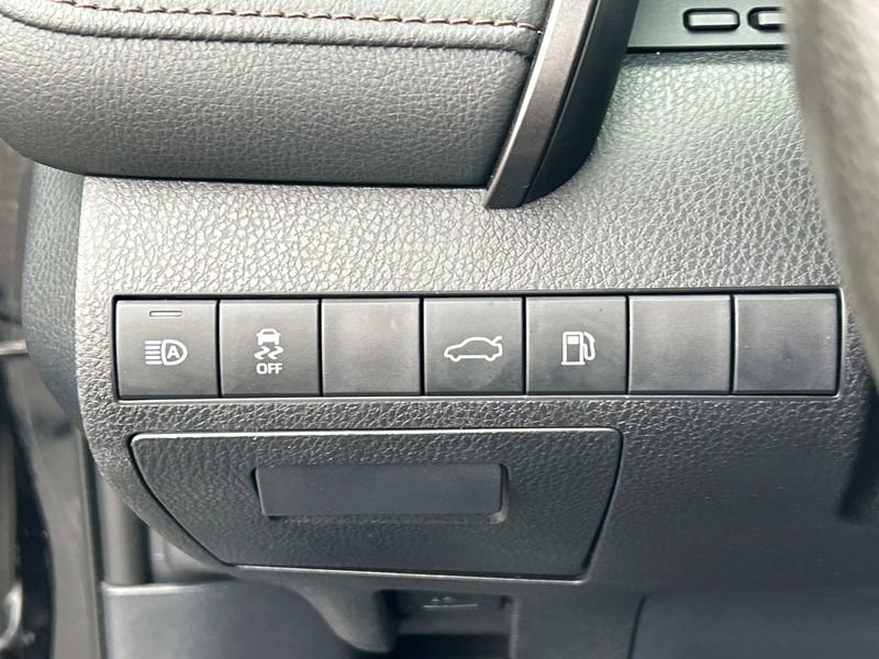 Vehicle image 17 of 25