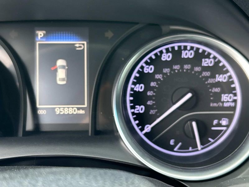 Vehicle image 21 of 25