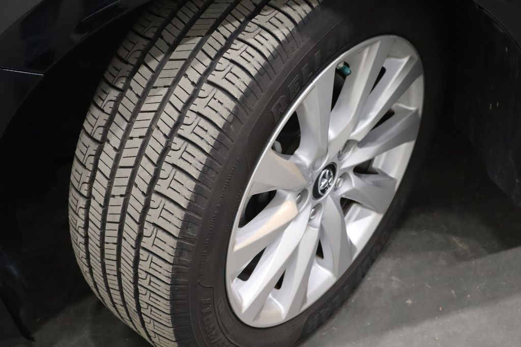 Vehicle image 33 of 37