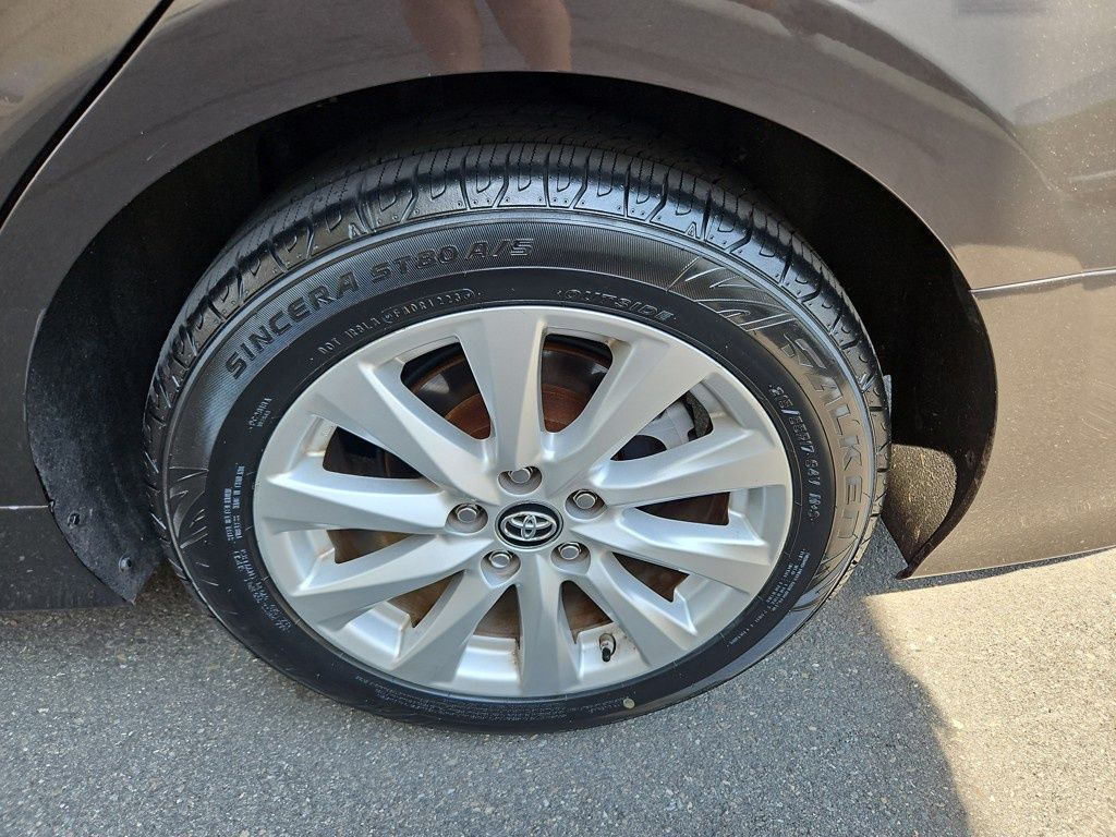 Vehicle image 27 of 28
