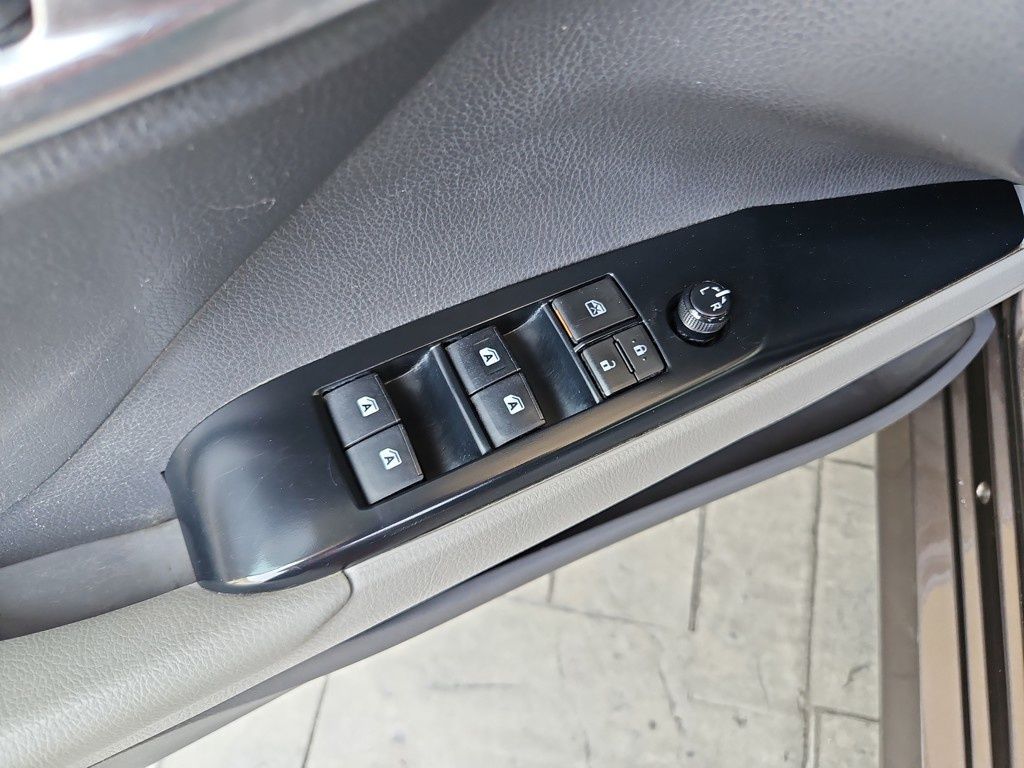 Vehicle image 10 of 28