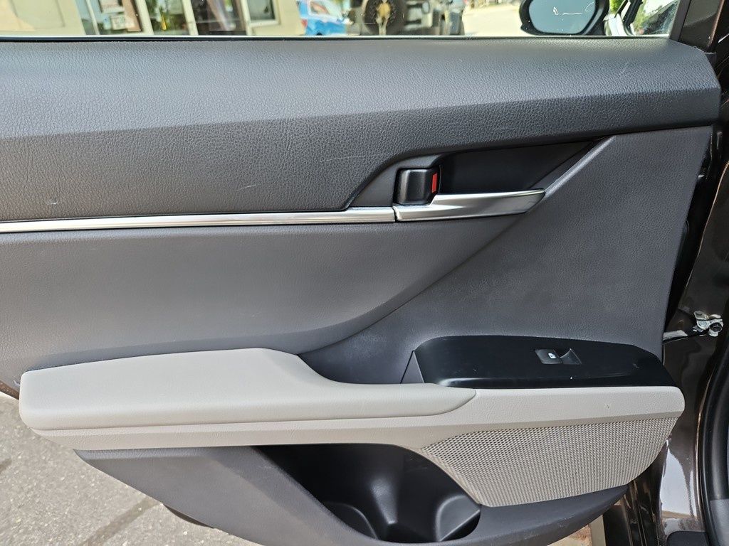 Vehicle image 24 of 28