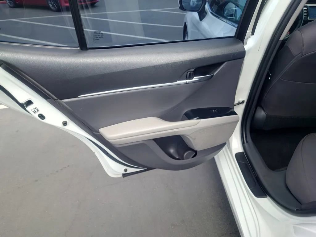 Vehicle image 13 of 27