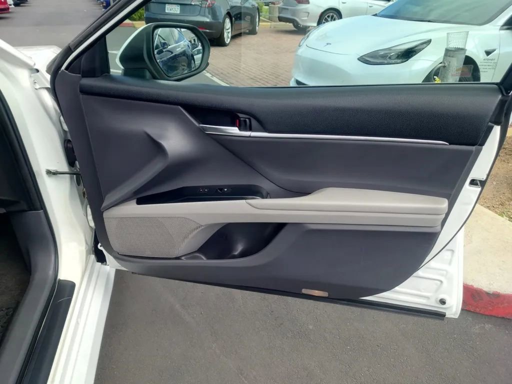 Vehicle image 11 of 27