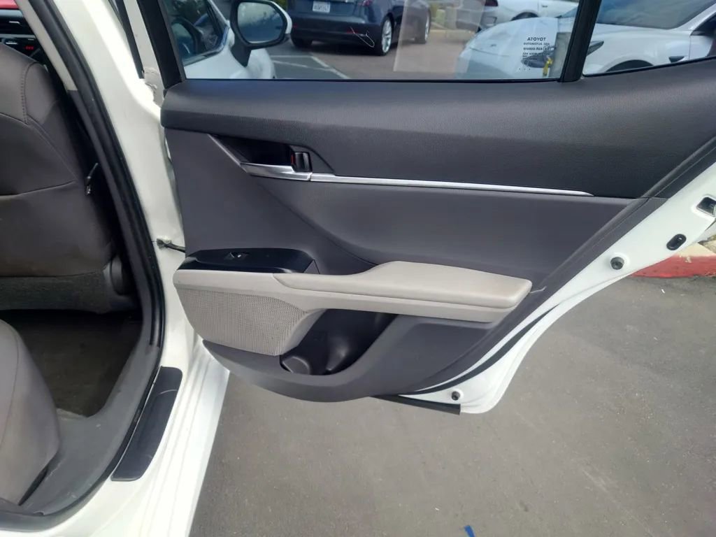 Vehicle image 9 of 27