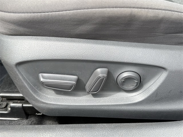 Vehicle image 17 of 23