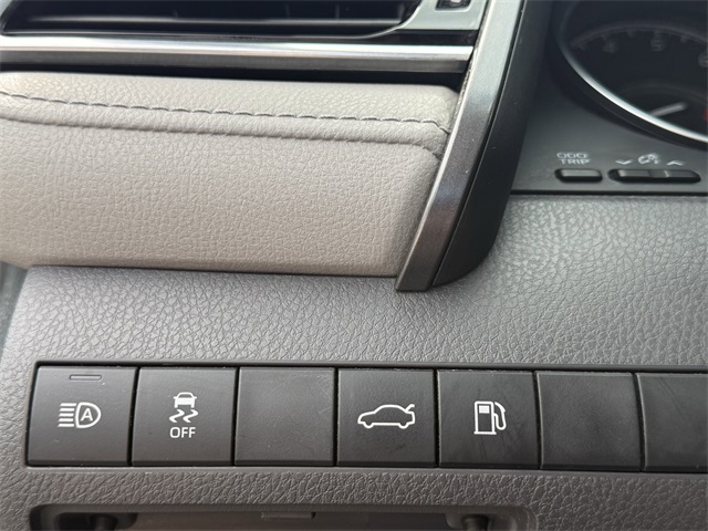 Vehicle image 18 of 23