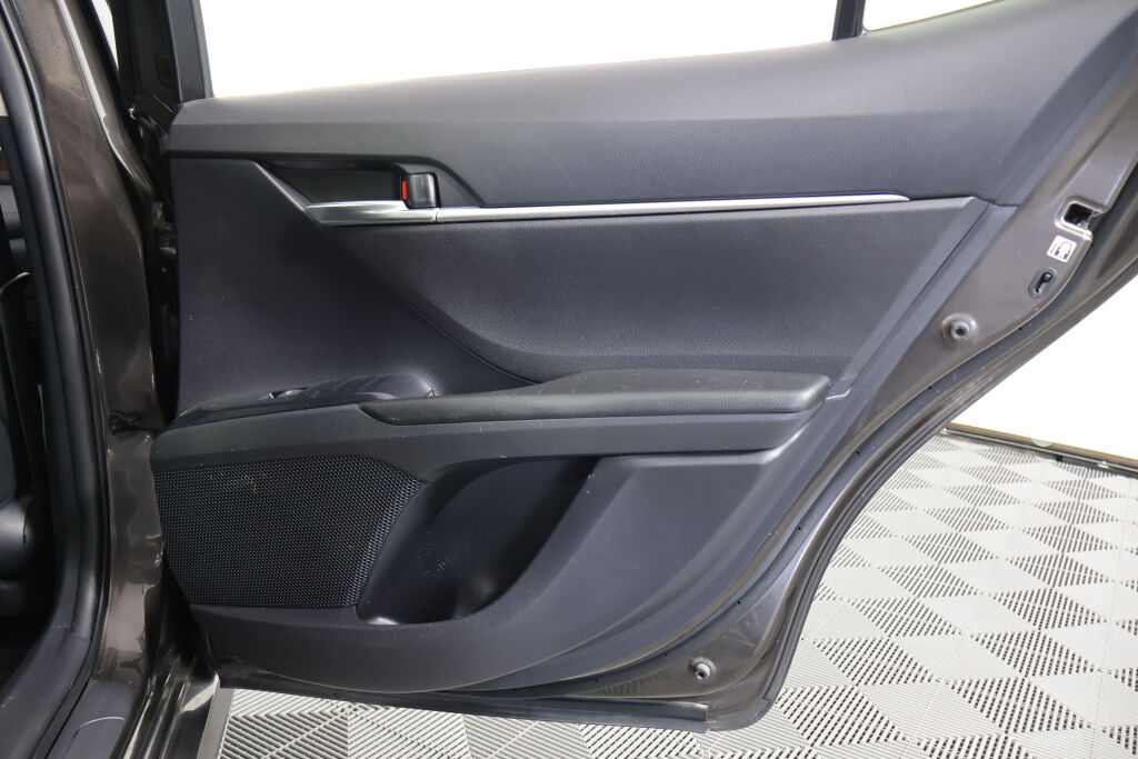 Vehicle image 18 of 40