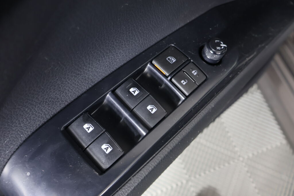 Vehicle image 35 of 40