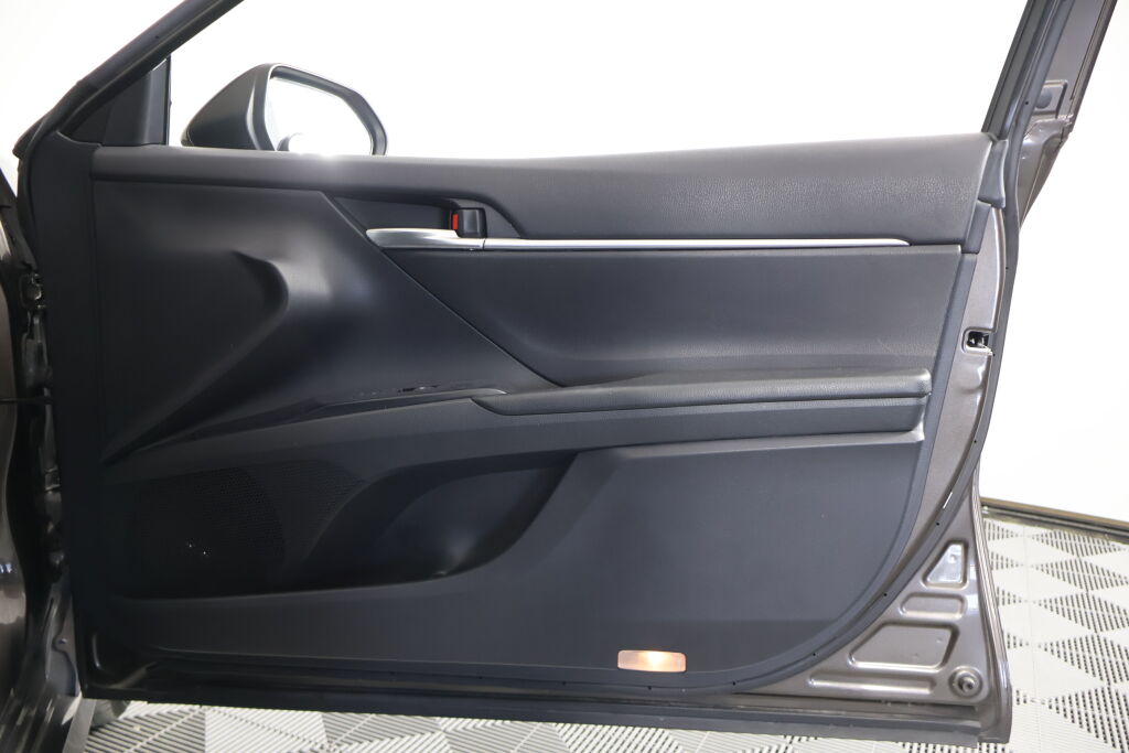 Vehicle image 21 of 40