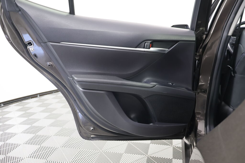 Vehicle image 14 of 40