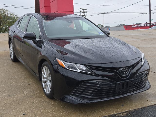 2018 Toyota Camry LE Image 3 of 16