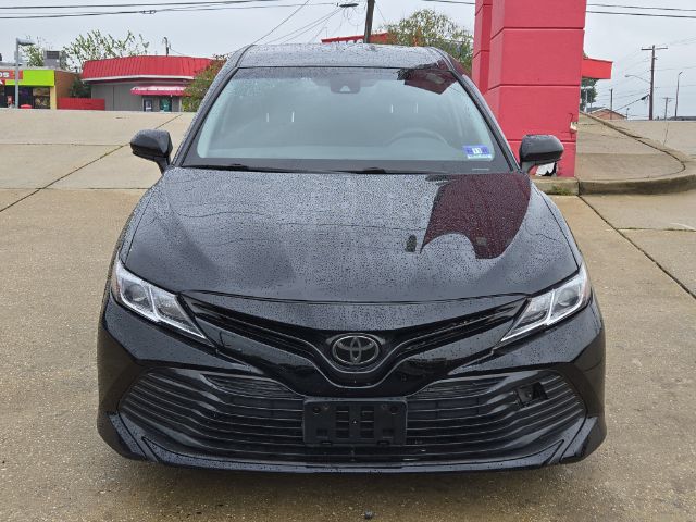 2018 Toyota Camry LE Image 2 of 16