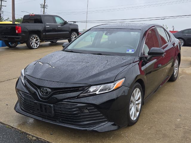 2018 Toyota Camry LE Image 1 of 16