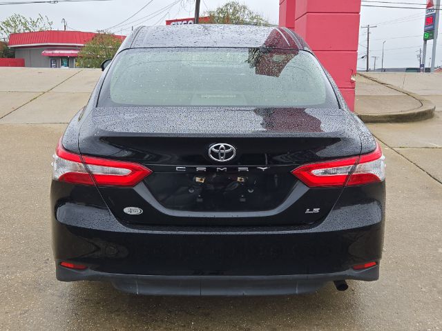 2018 Toyota Camry LE Image 5 of 16