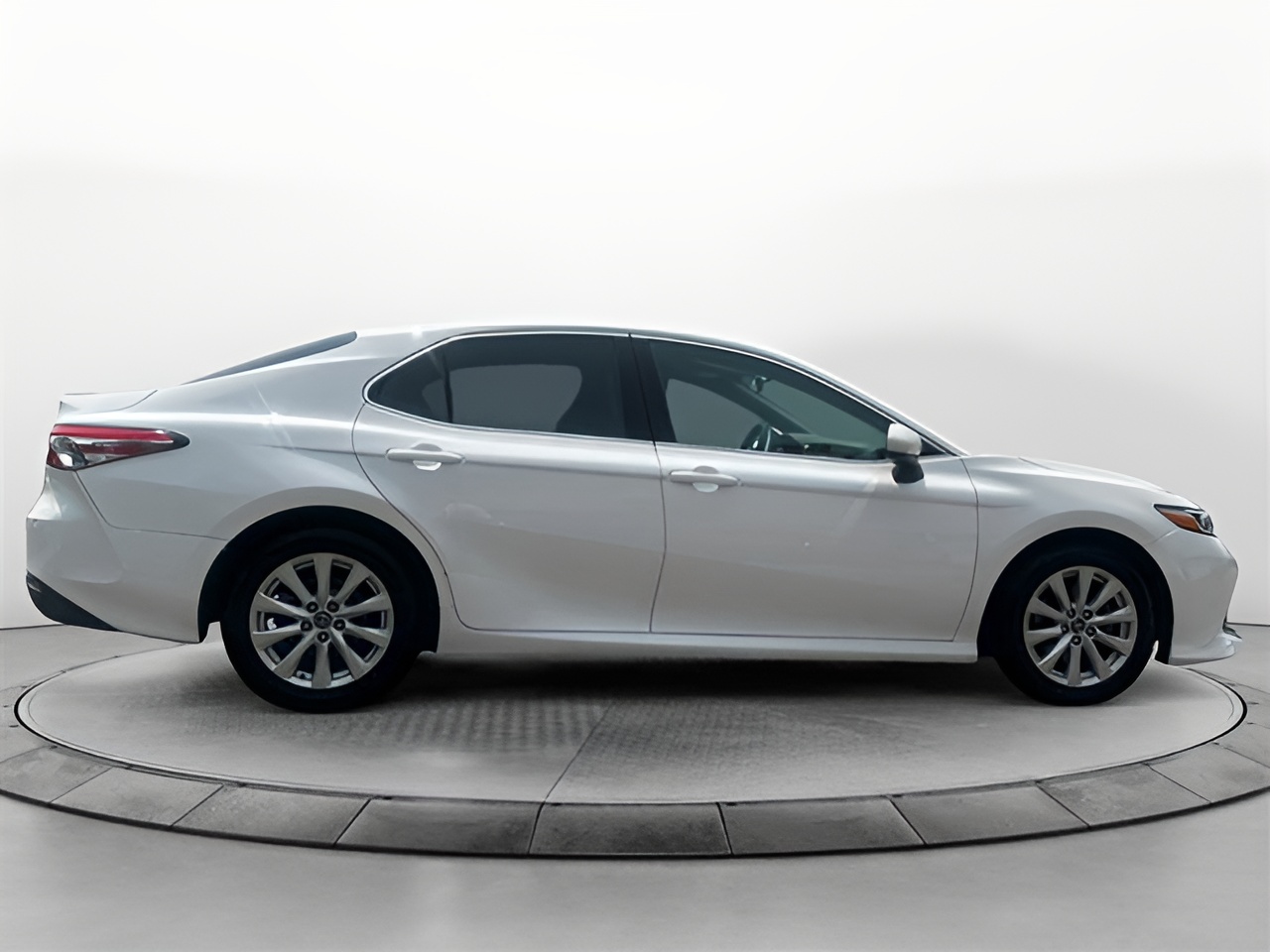Vehicle image 19 of 23