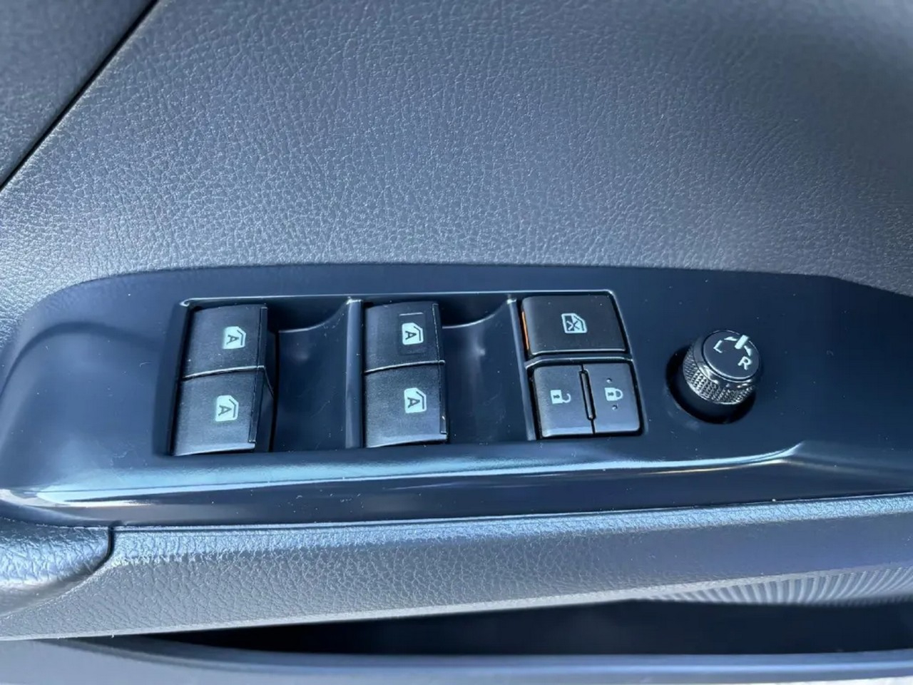 Vehicle image 38 of 45